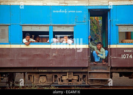 Burmesische Passagiere in blauen Oberschicht Personenwagen eines alten Briten trainieren in Myanmar / Birma Stockfoto