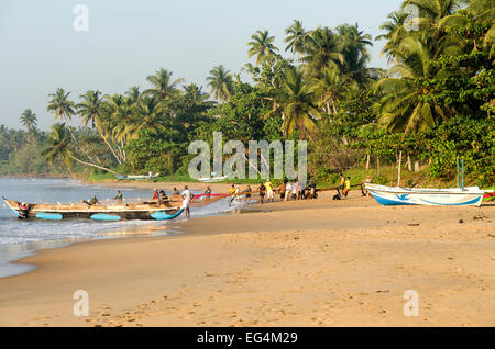 Fischer am Strand von Matara, Sri Lanka Stockfoto