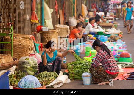 Burmesische weibliche Straßenhändler verkaufen Lebensmittel und waren auf dem Boden am Markt in Yangon / Rangun, Myanmar / Burma Stockfoto