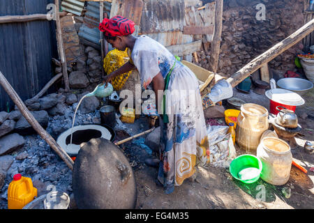 Eine Frau macht Injera (eine äthiopische Grundnahrungsmittel Fladenbrot) auf dem Samstagsmarkt In Lalibela, Äthiopien Stockfoto