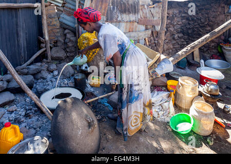 Eine Frau macht Injera (eine äthiopische Grundnahrungsmittel Fladenbrot) auf dem Samstagsmarkt In Lalibela, Äthiopien Stockfoto