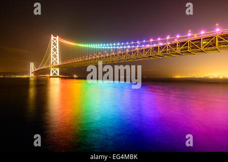 Regenbogen leuchtet auf Akashi Ohashi (Pearl Bridge) in Kobe, Japan. Stockfoto