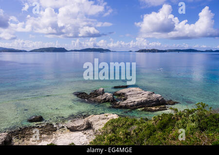 Blick vom Tokashiki Island in Richtung Aka, Geruma und Zamami in Okinawa, Japan Stockfoto