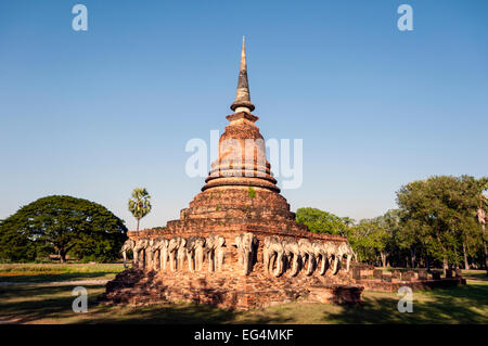 Asien. Thailand, Sukhothai, der alten Hauptstadt von Siam. Sukhothai archäologischer Park, klassifiziert UNESCO-Welterbe. Wat Chang Lom. Stockfoto