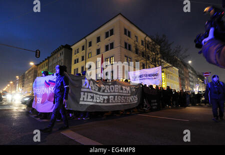 München, Deutschland. 16. Februar 2015. Demonstranten hält ein Banner mit "das Problem Rassismus bei einer Demonstration unter dem Motto"für eine offene und geeinte Gesellschaft"heißt" richtet sich gegen die Anti-Islamischen Bagida (Bayern gegen die Islamisierung des Abendlandes) Bewegung in München, Deutschland, 16. Februar 2015 geschrieben. Foto: TOBIAS HASE/Dpa/Alamy Live News Stockfoto