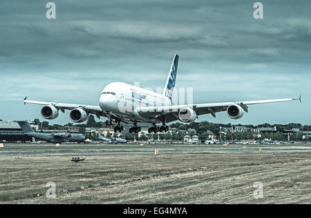 Airbus A380 Landung in Farnborough Stockfoto