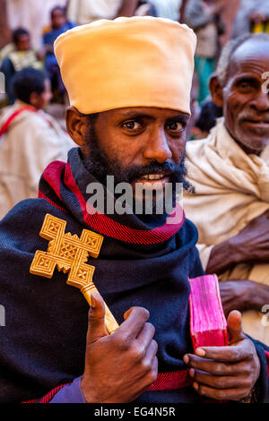 Christliche Priester mit seiner Bibel und Kreuz, Biete Giyorgis (Kirche des Heiligen Georg), Lalibela, Äthiopien Stockfoto