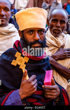 Christliche Priester mit seiner Bibel und Kreuz, Biete Giyorgis (Kirche des Heiligen Georg), Lalibela, Äthiopien Stockfoto