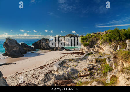 Schöne rosa Sand an einem einsamen Strand am südlichen Ufer von Bermuda. Stockfoto