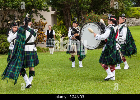 Kilted Mitglieder von den Bermuda-Inseln-Pipe-Band sowie ein Highland Dancer bei Fort Hamilton in Hamilton, Bermuda. Stockfoto