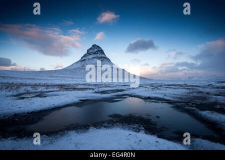 Winter am Berg Kirkjufell auf die Snaefellsnes Halbinsel in Island Stockfoto