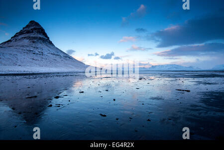 Winter am Berg Kirkjufell auf die Snaefellsnes Halbinsel in Island Stockfoto