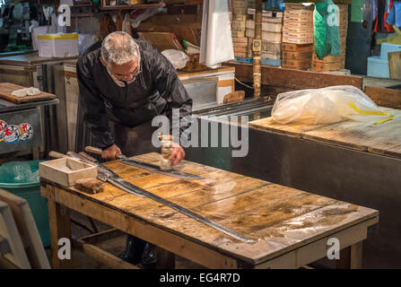 TOKYO, JAPAN - 22. November 2014: Alte Japaner mit traditionellen Messern am Tsukiji, die größten Fische und Meeresfrüchte-Markt in t Stockfoto