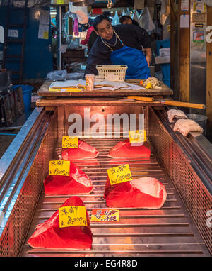 TOKYO, JAPAN - 1. Dezember 2014: Thunfisch-Verkäufer am Tsukiji, die größten Fische und Meeresfrüchte-Markt in der Welt. Stockfoto