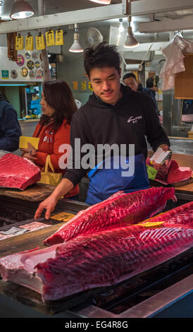 TOKYO, JAPAN - 1. Dezember 2014: Thunfisch-Verkäufer am Tsukiji, die größten Fische und Meeresfrüchte-Markt in der Welt. Stockfoto