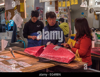 TOKYO, JAPAN - 1. Dezember 2014: Thunfisch-Verkäufer am Tsukiji, die größten Fische und Meeresfrüchte-Markt in der Welt. Stockfoto