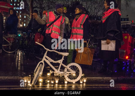 London, UK. 16. Februar 2015. Radfahrer und ihre Unterstützer versammeln sich für eine Mahnwache und sterben-in statt in die Erinnerung an Federica Baldassa, der starb, als sie von einem LKW niedergeschlagen war wie sie durch Vernon Platz in Holborn am 6. Februar dieses Jahres radelte. Der Protest und die Mahnwache wurde durch Radfahren Kampagne "Stop Killing Radfahrer" genannt. Bildnachweis: Patricia Phillips/Alamy Live-Nachrichten Stockfoto