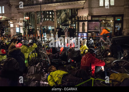 London, UK. 16. Februar 2015. Radfahrer liegen in der Straße während einer Nachtwache und sterben-in Gedenken an Federica Baldassa, der starb, als sie wie sie durch Vernon Platz in Holborn am 6. Februar dieses Jahres radelte von einem LKW niedergeschlagen wurde. Der Protest und die Mahnwache wurde durch Radfahren Kampagne "Stop Killing Radfahrer" genannt. Bildnachweis: Patricia Phillips/Alamy Live-Nachrichten Stockfoto