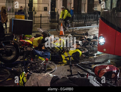 London, UK. 16. Februar 2015. Radfahrer liegen in der Straße während einer Nachtwache und sterben-in Gedenken an Federica Baldassa, der starb, als sie wie sie durch Vernon Platz in Holborn am 6. Februar dieses Jahres radelte von einem LKW niedergeschlagen wurde. Der Protest und die Mahnwache wurde durch Radfahren Kampagne "Stop Killing Radfahrer" genannt. Bildnachweis: Patricia Phillips/Alamy Live-Nachrichten Stockfoto