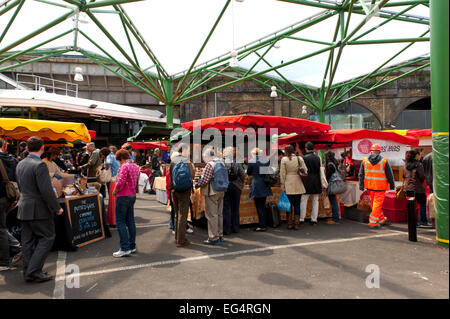 Shopper am Bourough Markt. Borough Market ist ein groß- und Einzelhandel Lebensmittel-Markt in Southwark, London, England. Es ist eines der th Stockfoto