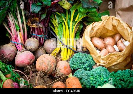Vielzahl von lokalen frischen Gemüse auf Farmers Market Stall, Scilly-inseln, Großbritannien Stockfoto