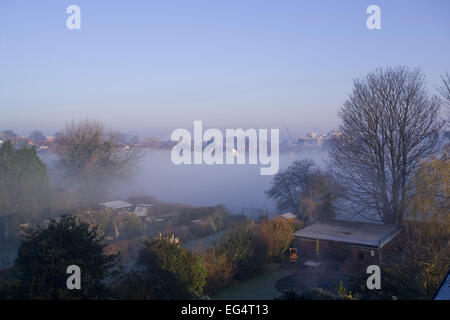 Nebel liegt auf den Spielfeldern von Gravesend Rugby Club. Stockfoto