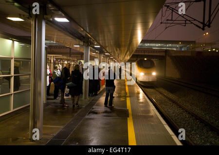 Warten auf ein Eurostar Bahnhof Ebbsfleet. Stockfoto