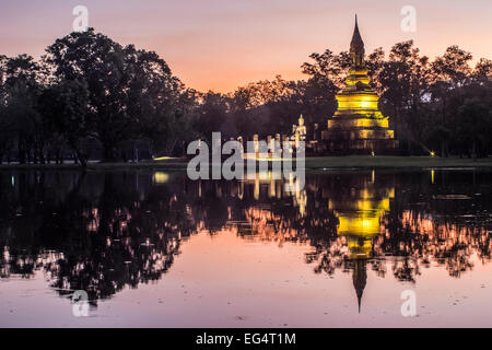 Asien. Thailand, alte Hauptstadt von Siam. Sukhothai archäologischen Park klassifiziert UNESCO-Welterbe. Wat Traphang Ngoen bei Nacht Stockfoto