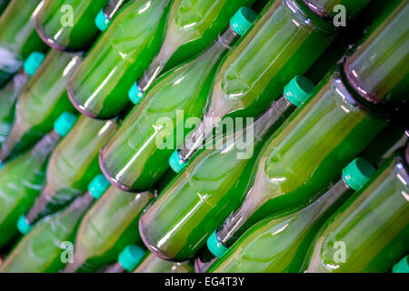 Diagonale Reihen von grünem Glas Flaschen Abfüllanlage Stockfoto