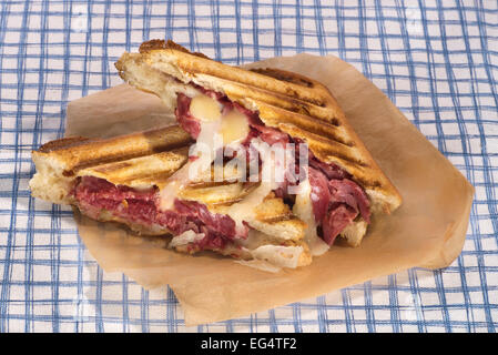 Gegrilltes Sandwich mit Pastrami, Cheddar und Manchego-Käse Stockfoto