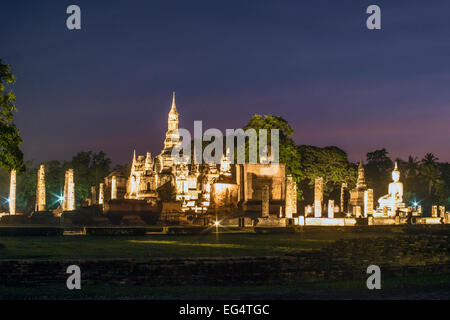 Asien. Thailand, alte Hauptstadt von Siam. Sukhothai archäologischer Park, klassifiziert UNESCO-Welterbe. Wat Mahathat bei Nacht. Stockfoto