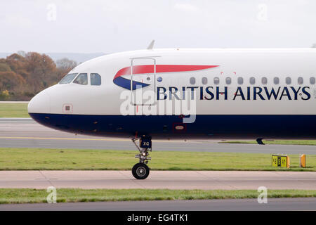 British Airways A319 auf Manchester Flughafen-Startbahn rollen. Stockfoto