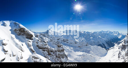 Schöne Aussicht aus dem Schweizer Berg Titlis in Richtung Süden Stockfoto