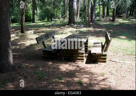 Holzbänke und Picknick-Tisch in den Wäldern von den Collio, friaulischen-Julisch Venetien, Norditalien Stockfoto