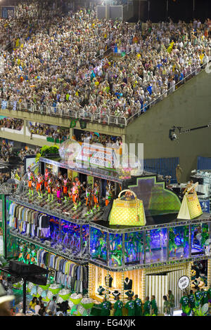Rio De Janeiro, Brasilien. 16. Februar, 2015.Samba Schule "Mocidade Independente de Padre Miguel" beginnt seine Show im Sambodromo, Rio De Janeiro Credit: Fernando Quevedo de Oliveira/Alamy Live News Stockfoto