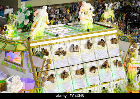 Rio De Janeiro, Brasilien. 16. Februar, 2015.Samba Schule "Mocidade Independente de Padre Miguel" beginnt seine Show im Sambodromo, Rio De Janeiro Credit: Fernando Quevedo de Oliveira/Alamy Live News Stockfoto