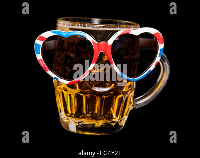 Pint Bier mit Union Jack Sonnenbrille Ausschnitt Stockfoto