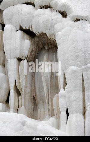 Weißem Kalkstein in der heißen Zweige Bagni San Filippo, Val d ' Orcia, Tuscany Stockfoto