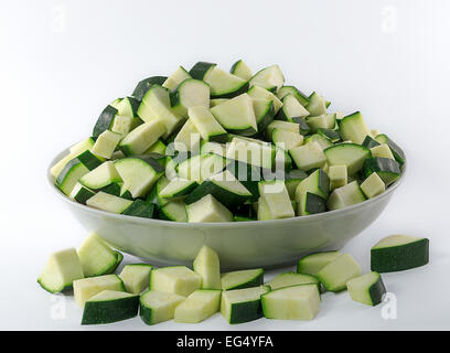 Gehackt, hacken, Zucchini, Teil, weißer Hintergrund, Next, Schüssel, Essen, Gemüse, grün, frische, Explosion, Bio, roh Stockfoto