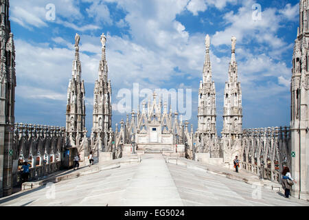 Türme und Menschen auf Dach, Mailänder Dom (Duomo di Milano), Mailand, Italien Stockfoto