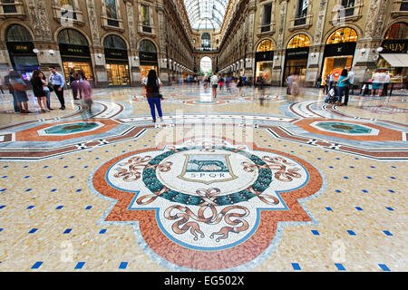 Mosaik-Fußboden, Geschäfte und Shopper, Galleria Vittorio Emanuele, Mailand, Italien Stockfoto