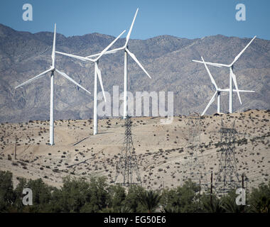 Palm Springs, Kalifornien, USA. 14. Februar 2015. Der San Gorgonio Windpark, das älteste in den Vereinigten Staaten begann in den 1980er Jahren nutzt eine Venturi-Effekt von Winden zwischen Mount San Gorgonio und Mount San Jacinto, die Geschwindigkeit von 80 km/h erreichen können. Die 2700 Windkraftanlagen befindet sich auf der San Gorgonio Wind Farm produziert Strom für rund 300.000 Haushalte. © David Bro/ZUMA Draht/Alamy Live-Nachrichten Stockfoto