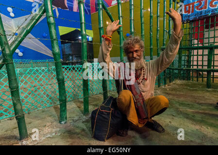 Glückliche alte Mann warten Girls Show, Sonepur Mela, Bihar, Indien Stockfoto