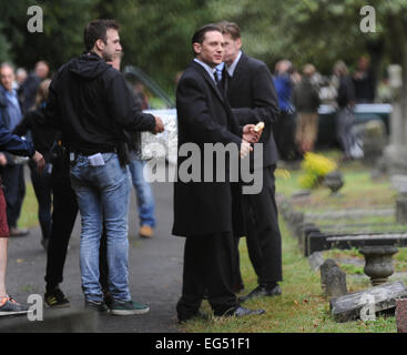 Tom Hardy Filme Friedhof-Szene für die Kray Zwillinge Filmbiografie "Legend", vor Ort Kingston London mit: Tom Hardy wo: London, Vereinigtes Königreich bei: 14. August 2014 Stockfoto