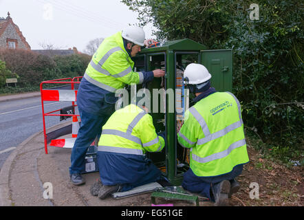 BT-Service-Ingenieure arbeiten an eine Breitband-Internet-Faser Kabinett auf der Straße Stockfoto