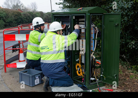 BT-Service-Ingenieure arbeiten an eine Breitband-Internet-Faser Kabinett auf der Straße Stockfoto