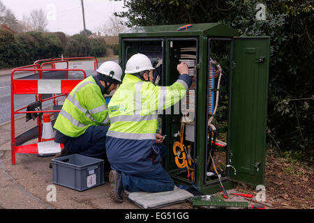BT-Service-Ingenieure arbeiten an eine Breitband-Internet-Faser Kabinett auf der Straße Stockfoto