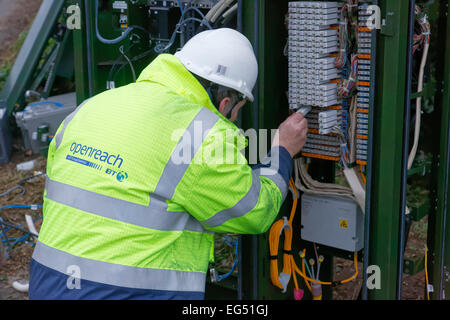 BT-Service-Ingenieur arbeitet an einer Breitband-Internet-Faser Kabinett auf der Straße Stockfoto