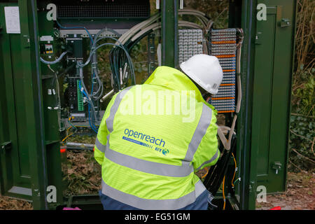 BT-Service-Ingenieur arbeitet an einer Breitband-Internet-Faser Kabinett auf der Straße Stockfoto
