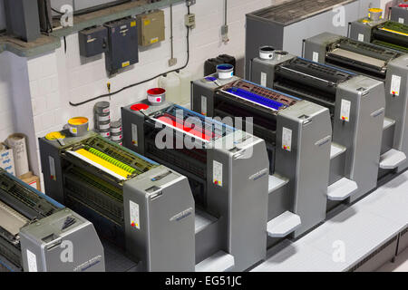 Heidelberg Speedmaster zehn-Farben-Druckmaschine mit CMYK-Farben Stockfoto